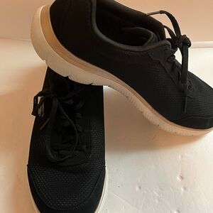 Skechers Black and White Women's Sneakers Size 11